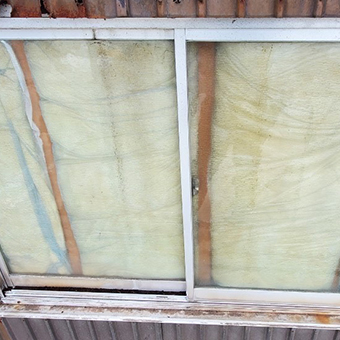 （４）不要になった窓の上にもガルバリウム鋼板を貼っていく