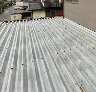 雨漏り屋根の修理（亜鉛引き鉄板→ガルバリウム鋼板）（大分県大分市）