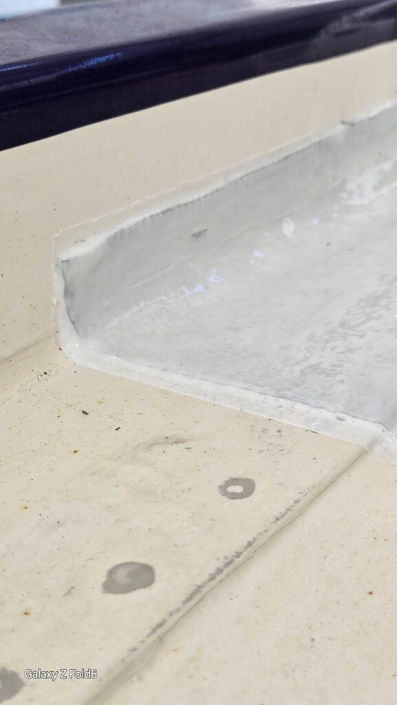 特殊構造物にも確かな技術 ― ホーバークラフト防水補修対応事例